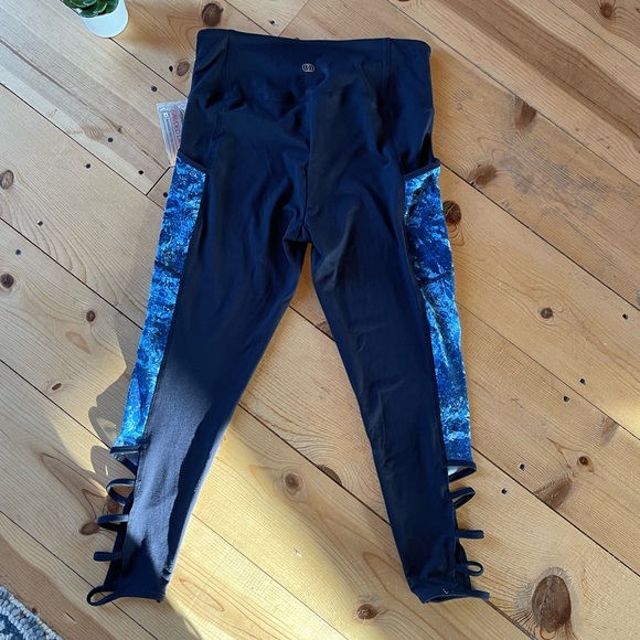 Mesh paneling + cut out capri - Picture 2 of 5